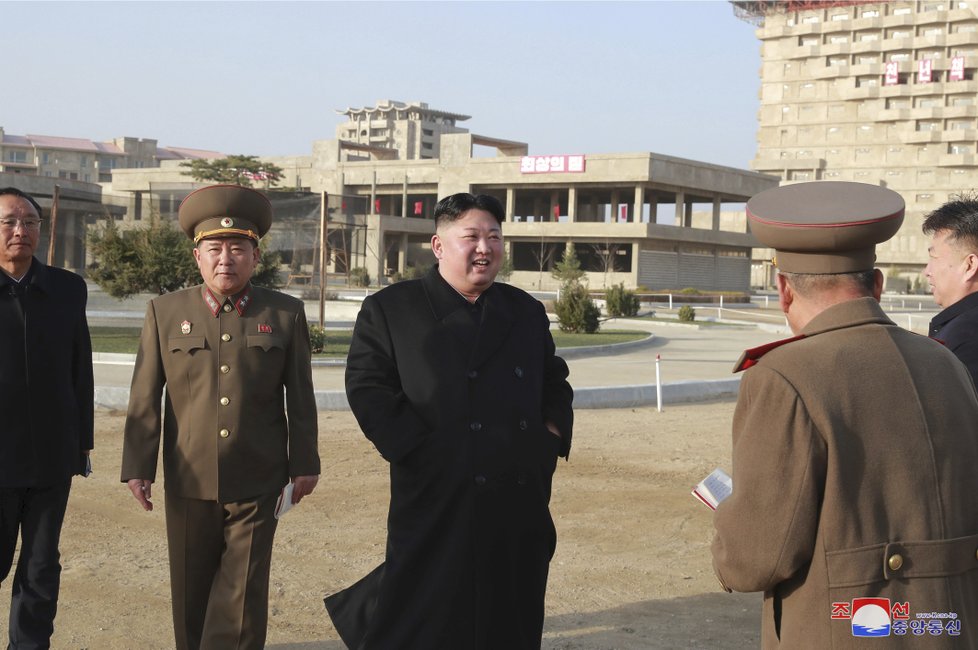 Kim Čong-un o víkendu provedl inspekci na stavbě plážového resortu, zastavil se i v továrnách a novém obchodním středisku, (08.04.2019).