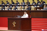 Kim Čong-un přiznal, že je na tom KLDR zle. Naslouchaly mu tisíce straníků bez roušek