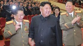 Ri Hong-sop (vlevo) a Hong Sung-mu (vpravo) po boku Kim Čong-una