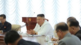 Vůdce KLDR Kim Čong-un na jednání politbyra
