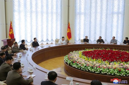 Vůdce KLDR Kim Čong-un na jednání politbyra