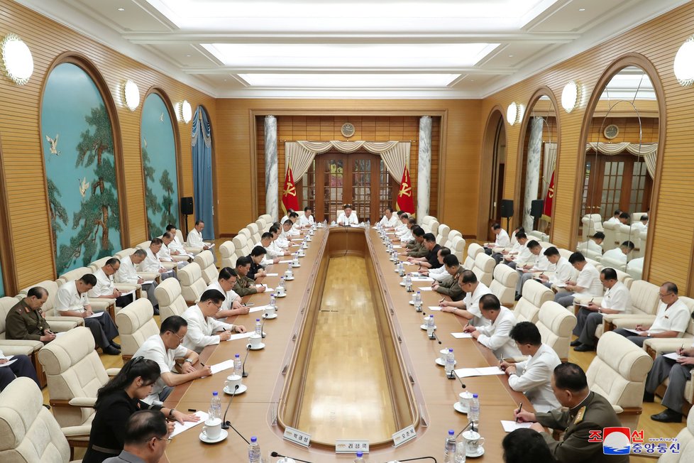 Severokorejský diktátor Kim Čong-un na jednání strany (26. 08. 2020)