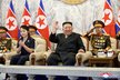 Kim Čong-un s dcerou Kim Ču-e sledoval výročí vzniku státu vojenskou přehlídku,