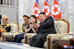 Kim Čong-un s dcerou Kim Ču-e sledoval k výročí vzniku státu vojenskou přehlídku.