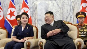 Kim Čong-un s dcerou Kim Ču-e sledoval výročí vzniku státu vojenskou přehlídku.