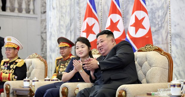 KLDR slavila výročí založení státu: Diktátora Kima na přehlídku doprovodila milovaná dcera