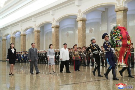 Kim Čong-un s manželkou a se sestrou a dalšími straníky.