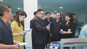Kim Čong-un s manželkou Ri Sol-ču navštívil kosmetické závody.
