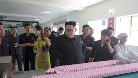 Kim Čong-un s manželkou Ri Sol-ču navštívil kosmetické závody.