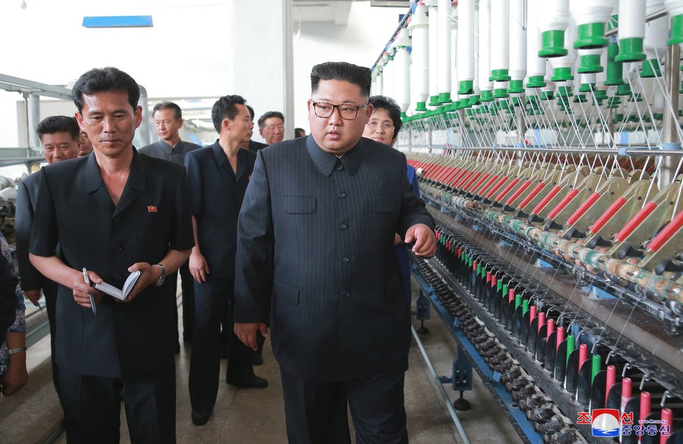 Kim Čong-un navštívil kosmetické závody.