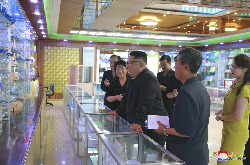 Kim Čong-un s manželkou Ri Sol-ču navštívil kosmetické závody.