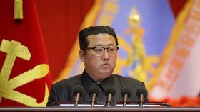 Traktory a školní uniformy místo atomovek. Kim Čong-un se v jubilejním projevu vyhnul USA