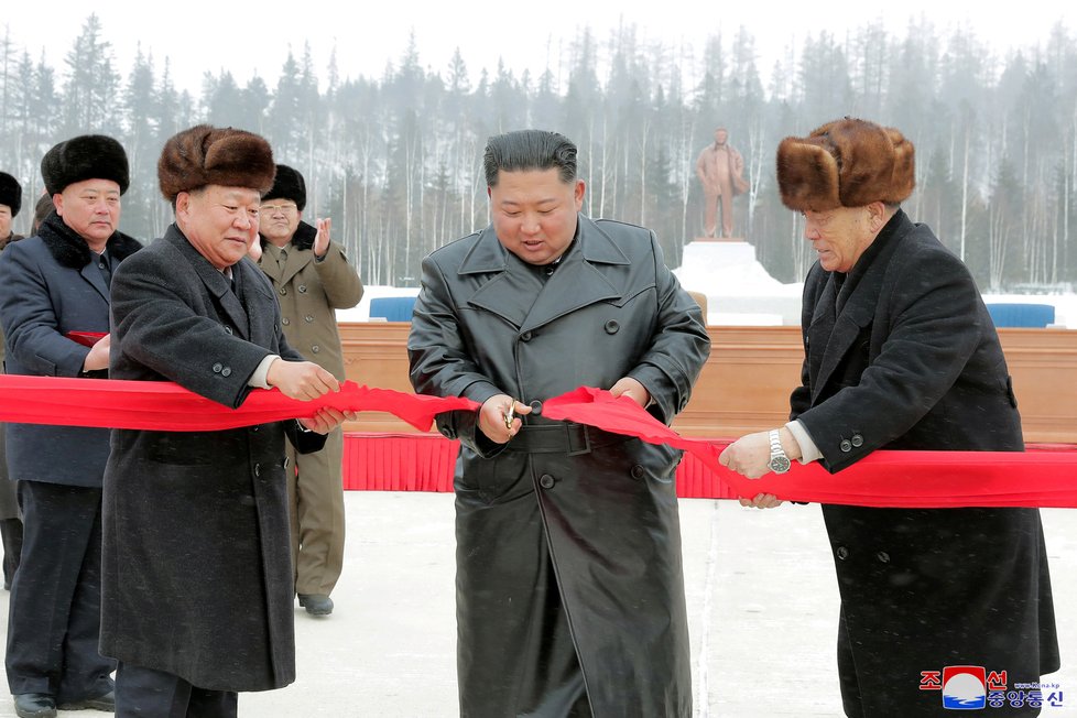 Kim Čong-un slavnostně otevřel letovisko.