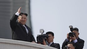 Severní Korea se dnes navzdory nejnovějšímu napětí se Spojenými státy nerušeně připravovala na sobotní oslavy 105. výročí narození zakladatele komunistického režimu Kim Ir-sena.