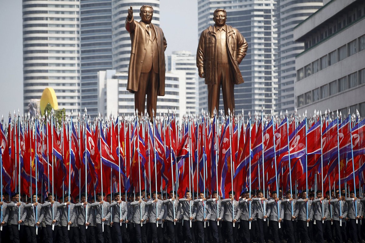 Severní Korea se dnes navzdory nejnovějšímu napětí se Spojenými státy nerušeně připravovala na sobotní oslavy 105. výročí narození zakladatele komunistického režimu Kim Ir-sena.