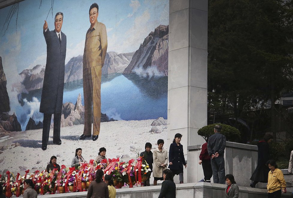 Severní Korea se dnes navzdory nejnovějšímu napětí se Spojenými státy nerušeně připravovala na sobotní oslavy 105. výročí narození zakladatele komunistického režimu Kim Ir-sena.
