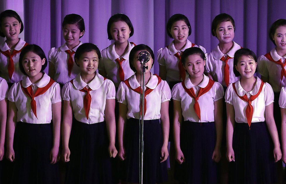 Severní Korea se navzdory nejnovějšímu napětí se Spojenými státy nerušeně připravovala na sobotní oslavy 105. výročí narození zakladatele komunistického režimu Kim Ir-sena.