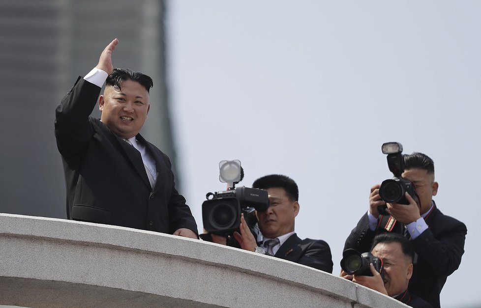 Severní Korea se navzdory nejnovějšímu napětí se Spojenými státy nerušeně připravovala na sobotní oslavy 105. výročí narození zakladatele komunistického režimu Kim Ir-sena.