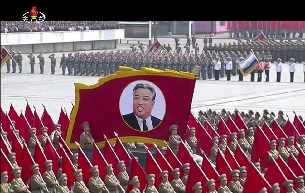 105. výročí narození zakladatele komunistického režimu Kim Ir-sena KLDR oslavila velkolepou vojenskou přehlídkou.