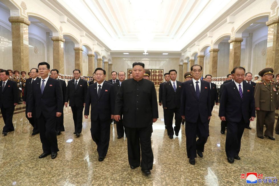 Kim Čong-un se svými poradci (8.07.2020)