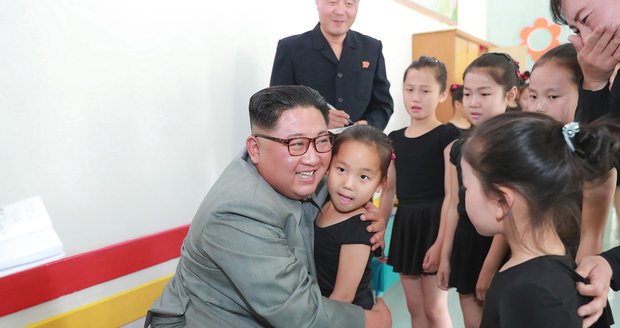 Kim nechal popravit „neposlušné“ diplomaty. Pak se rozesmátý objímal a fotil s dětmi 