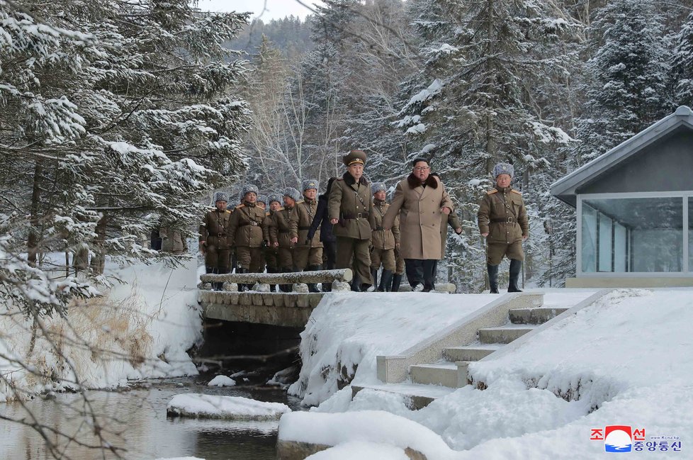 Severokorejský diktátor Kim Čong-un znovu vycválal na posvátnou horu, tentokrát vzal manželku, sestru i poradce.