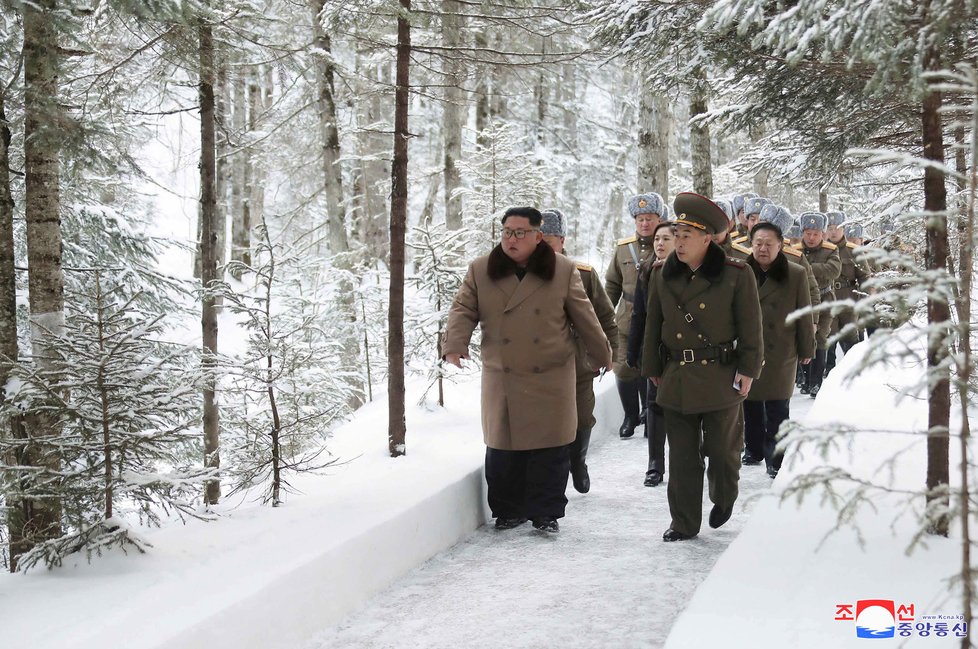 Severokorejský diktátor Kim Čong-un znovu vycválal na posvátnou horu, tentokrát vzal manželku, sestru i poradce.