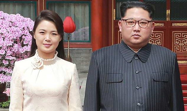 Kim Čong-un s manželkou během návštěvy Číny.