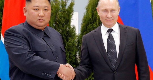Rusko je velký spřátelený soused KLDR. Proběhla první schůzka Putina s Kim Čong-unem