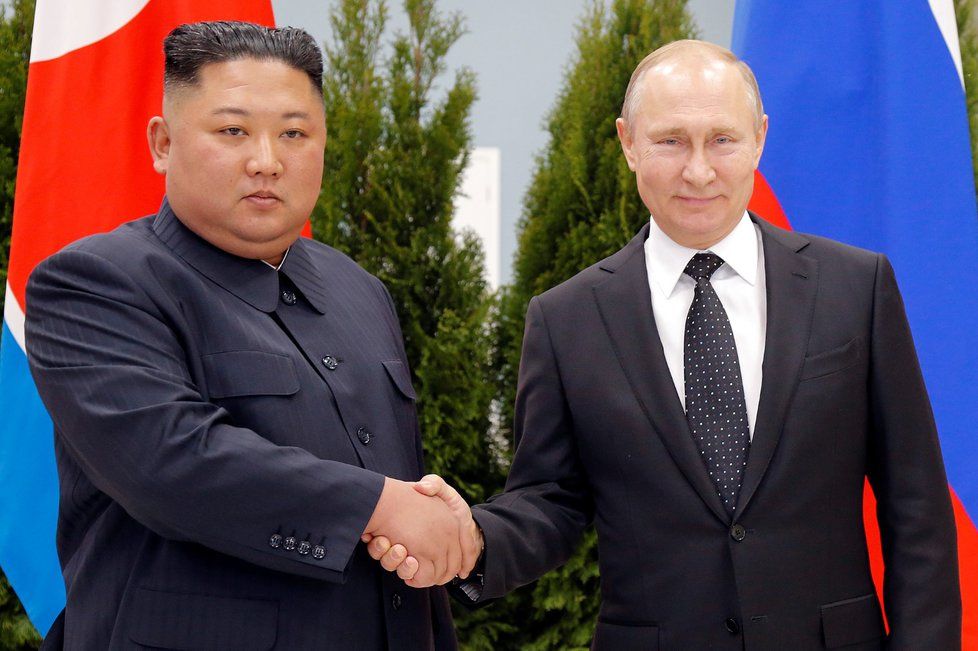 Ruský prezident Putin se ve Vladivostoku poprvé sešel s vůdcem KLDR Kim Čong-unem.