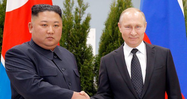 Putin a Kim si užili ruský summit. A na recepci byl kaviár, boršč i jelení pelmeně 