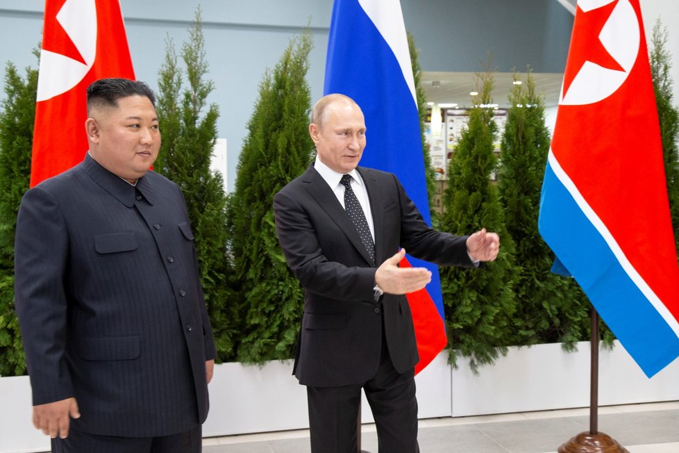 Ruský prezident Putin se ve Vladivostoku poprvé sešel s vůdcem KLDR Kim Čong-unem. (25.4.2019)