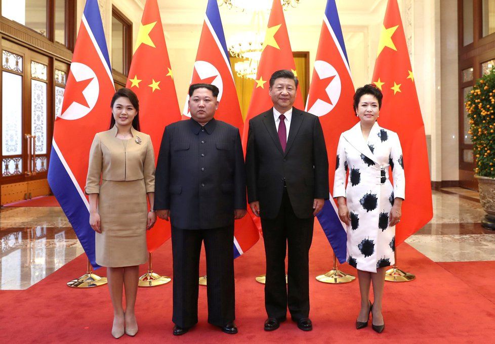 Kim Čong-un dorazil do Číny na jednání s prezidentem Si Ťin-pchingem i s manželkou.