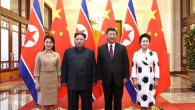 Kim Čong-un dorazil do Číny na jednání s prezidentem Si Ťin-pchingem i s manželkou.