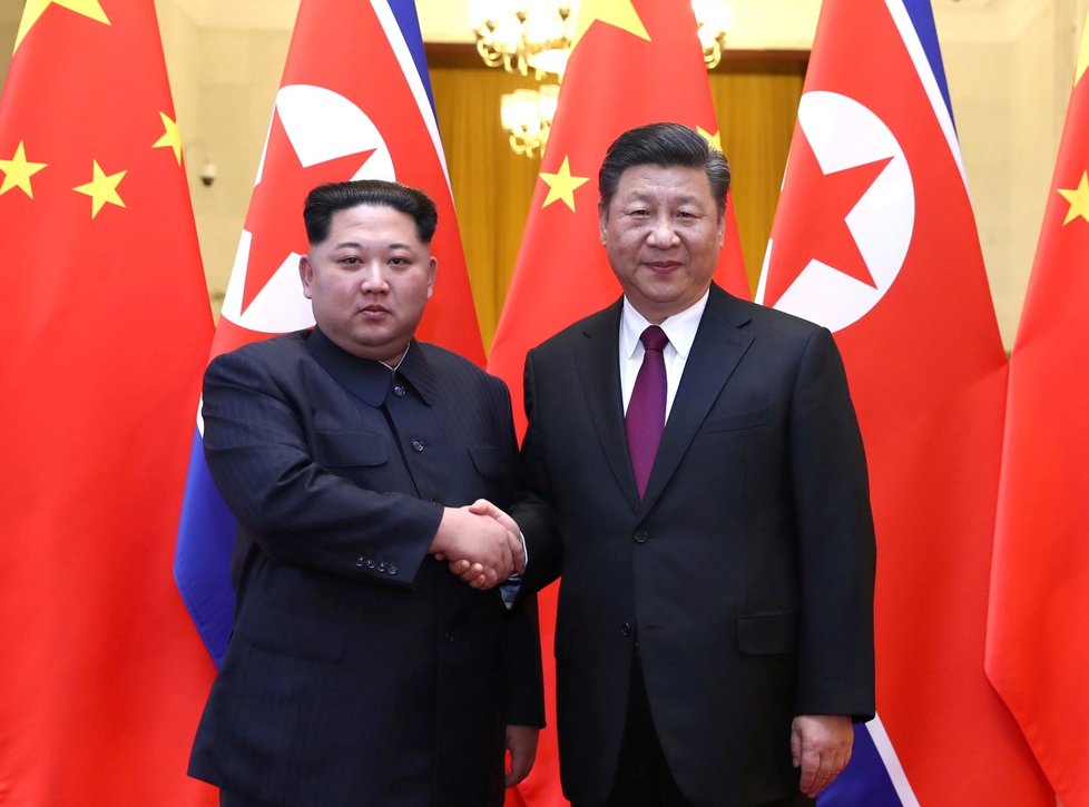 Kim Čong-un s prezidentem Si Ťin-pchingem.