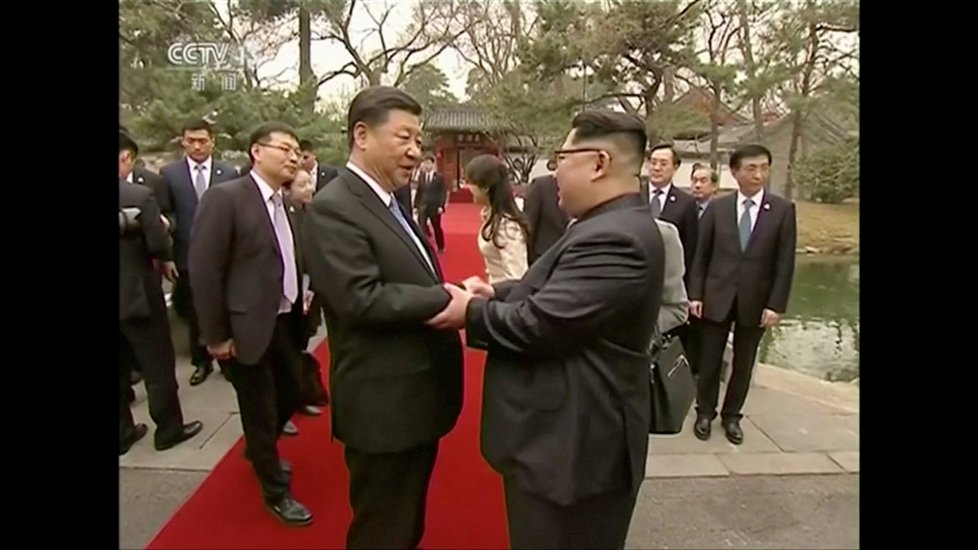 Severokorejský diktátor Kim Čong-un má za sebou první zahraniční cestu. V Číně jednal s prezidentem Si Ťin-pchingem.