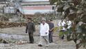 Severokorejský diktátor Kim Čong-un kontroluje škody po tajfunu.
