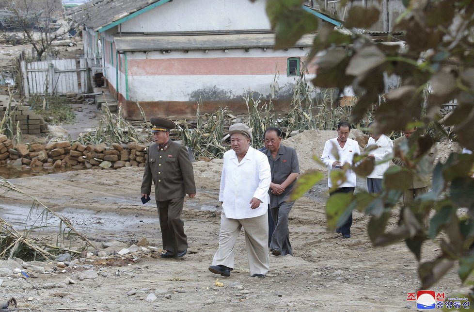 Severokorejský diktátor kontroloval škody po tajfunu.