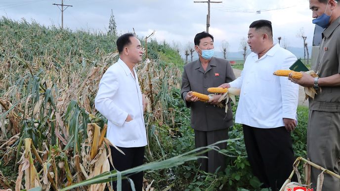 Severokorejský diktátor Kim Čong-un kontroluje škody po tajfunu.