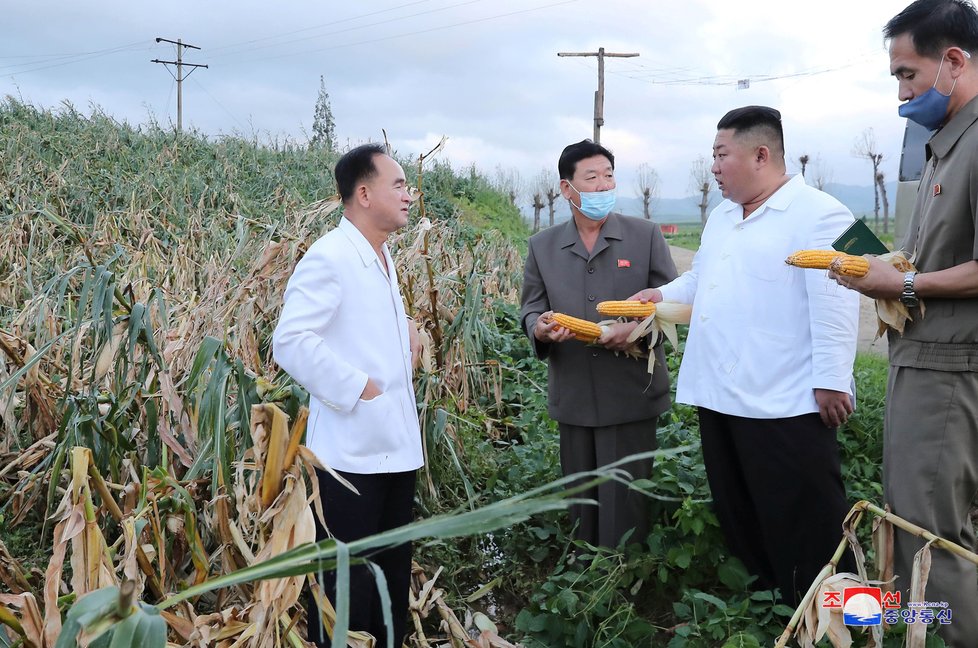 Severokorejský diktátor Kim Čong-un. Vůdce KLDR vyjel zkontrolovat škody po tajfunu. (31.08.2020)