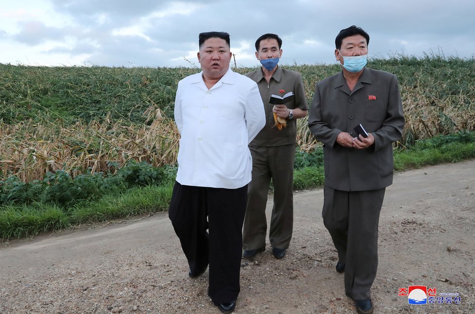 Severokorejský diktátor Kim Čong-un. Vůdce KLDR vyjel zkontrolovat škody po tajfunu (31. 08. 2020).