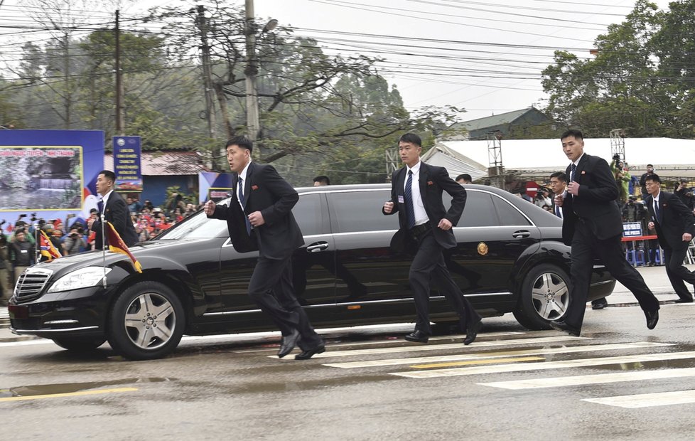 Severokorejský vůdce Kim Čong-un dorazil do Vitnamu. Z nádraží odjížděl v limuzíně za doprovodu svých bodyguardů, (26.02.2019).