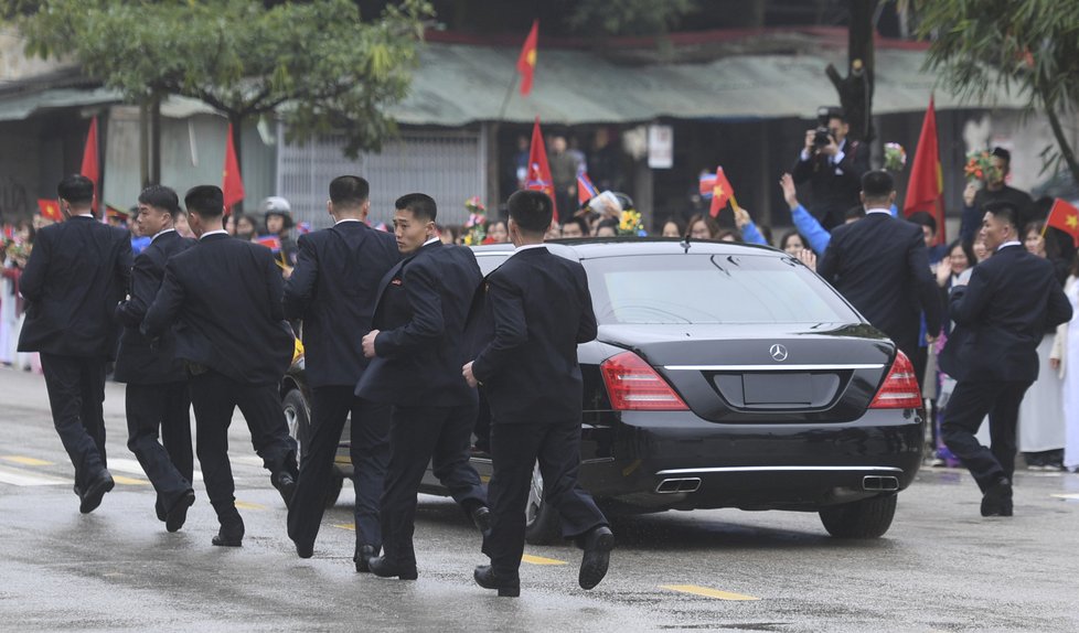 Severokorejský vůdce Kim Čong-un dorazil do Vitnamu. Z nádraží odjížděl v limuzíně za doprovodu svých bodyguardů, (26.02.2019).