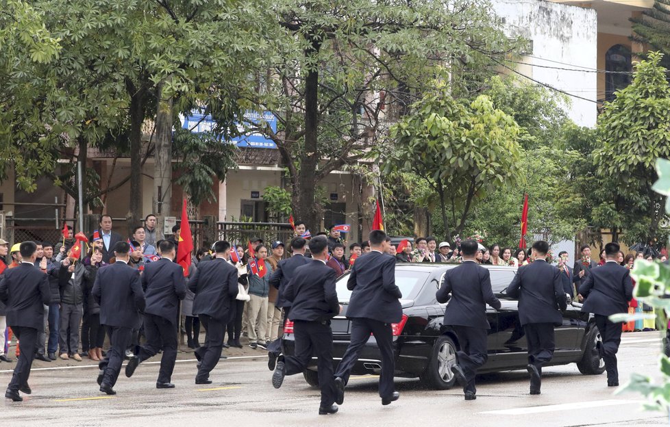 Severokorejský vůdce Kim Čong-un dorazil do Vitnamu. Z nádraží odjížděl v limuzíně za doprovodu svých bodyguardů, (26.02.2019).