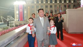 KLDR uspořádala vojenskou přehlídku, dohlížel na ni Kim Čong-un, (9. 9. 2021)
