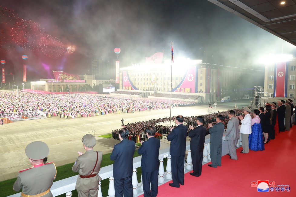 KLDR uspořádala vojenskou přehlídku, dohlížel na ni Kim Čong-un, (9. 9. 2021)