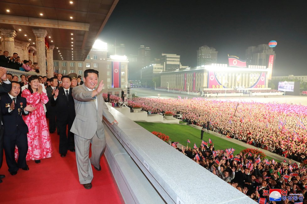 KLDR uspořádala vojenskou přehlídku, dohlížel na ni Kim Čong-un (9. 9. 2021).