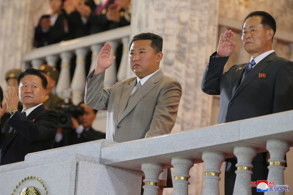 KLDR uspořádala vojenskou přehlídku, dohlížel na ni Kim Čong-un, (9. 9. 2021)