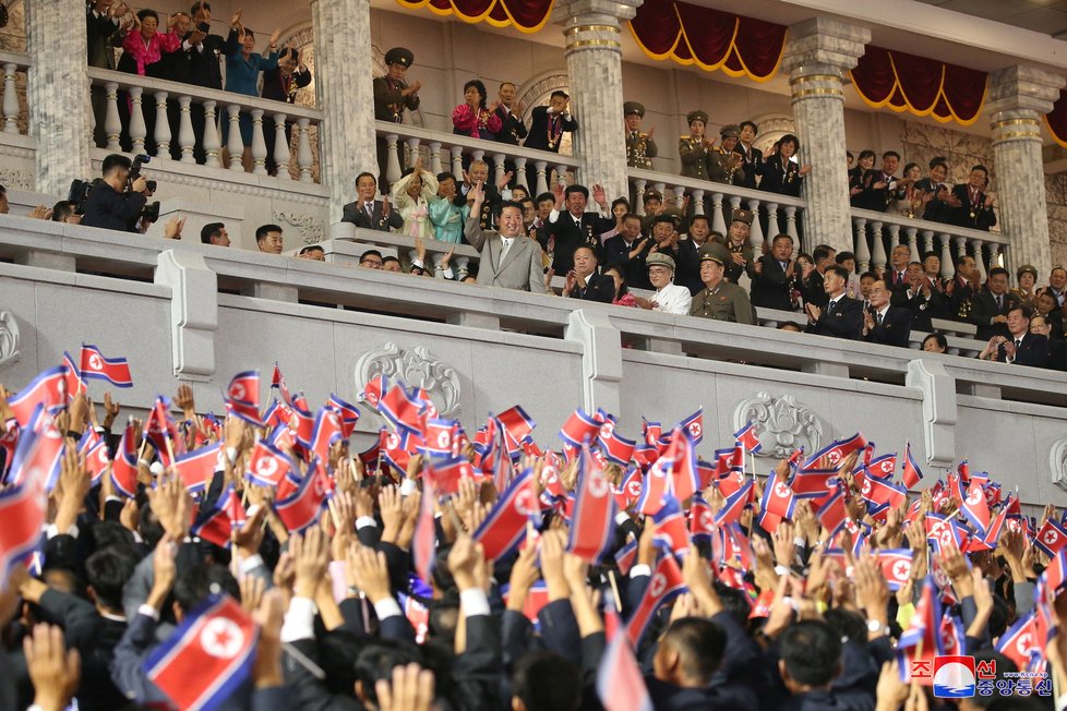 KLDR uspořádala vojenskou přehlídku, dohlížel na ni Kim Čong-un (9. 9. 2021).