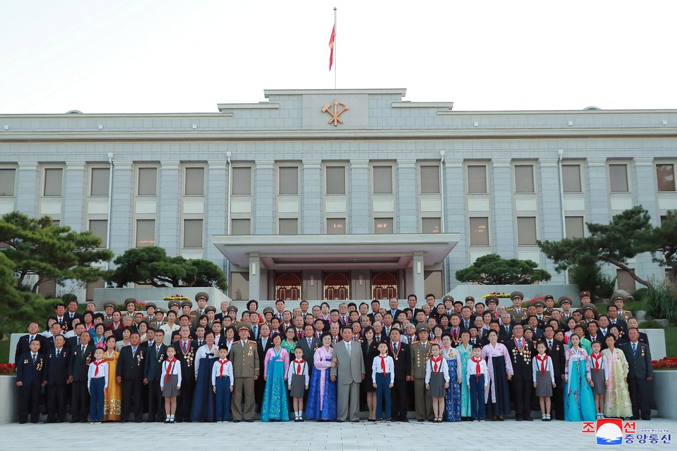 KLDR uspořádala vojenskou přehlídku, dohlížel na ni Kim Čong-un, (9. 9. 2021)